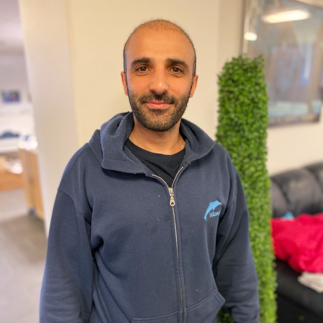 Det här är Ahmet, en väldigt mild, trevlig och serviceinriktad kille som tar mycket eget ansvar.