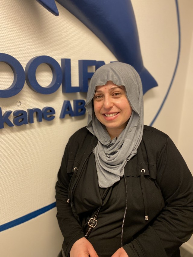 Det här är Sukran som är en mycket duktig och social städerska som bland annat dagligen tar hand om städningen på en stor vårdcentral.